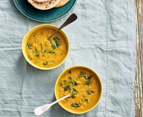 Sopa de batata-doce, lentilhas e espinafres