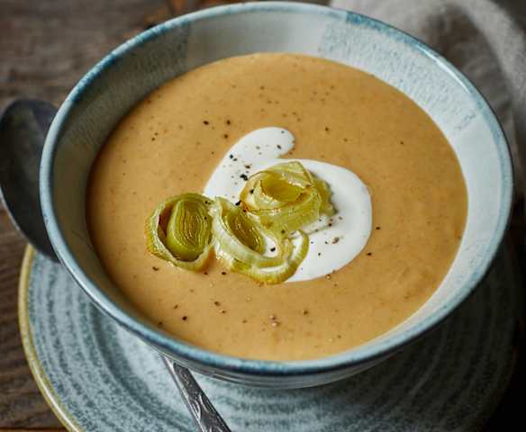 Rahmsuppe von Pfifferlingen mit gebratenem Porree
