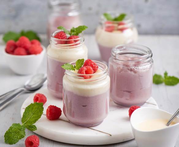 Malinowa kasza manna z sosem waniliowym