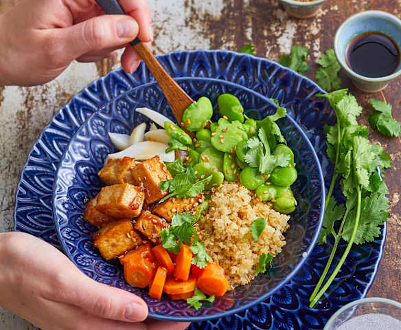 Buddha bowl quinoa et fèves, carottes, navets et tofu laqué