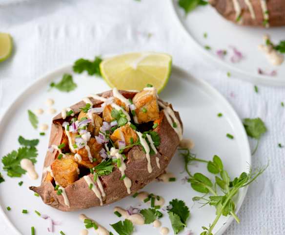 Batata-doce recheada com tempeh e tahini Batata-doce recheada com tempeh e tahini