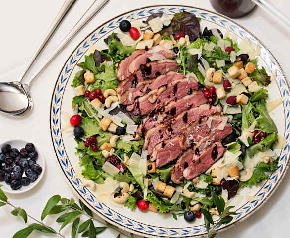 Ensalada de magret de pato con vinagreta de balsámico y arándanos al vacío Ensalada de magret de pato con vinagreta de balsámico y arándanos al vacío