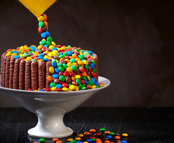 Gravity cake con confetti colorati