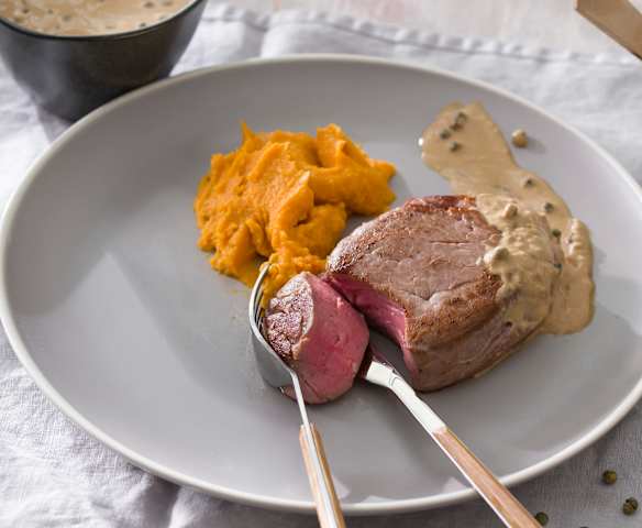 Solomillo de ternera con puré de batata y salsa a la pimienta verde al vacío