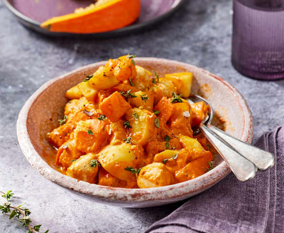 Kürbis-Tomaten-Gemüse mit Bratwurstklößchen und Kartoffeln