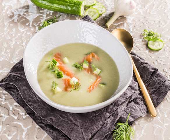 Gurken-Erdäpfel-Dill-Suppe mit Räucherlachs