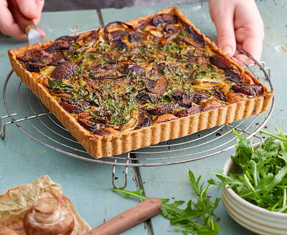 Quiche au blé complet, champignons et herbes