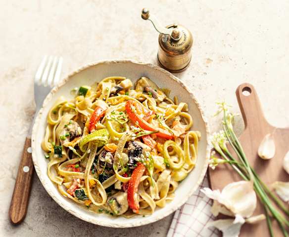 Tagliatelle maison aux légumes et curry vert, sauce coco