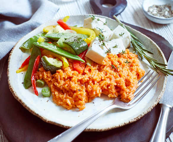 Tomaten-Paprika-Reis mit Sommergemüse und Feta