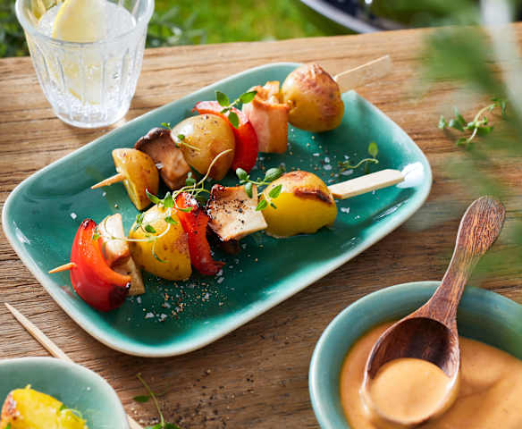 Kartoffelspieße mit Harissa-Mayo