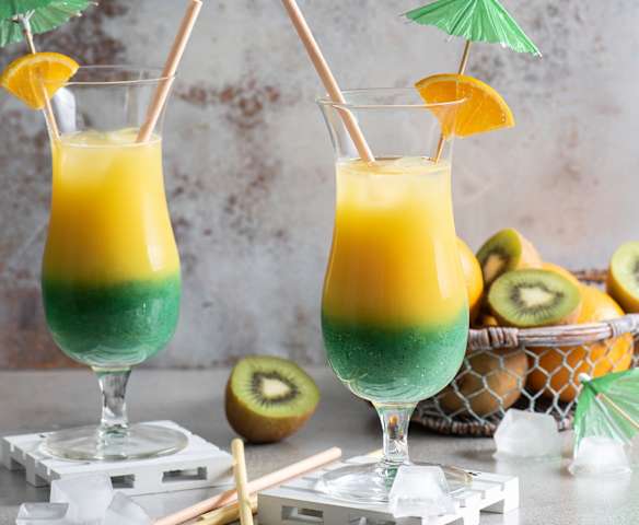 Warstwowy drink z kiwi i sokiem pomarańczowym
