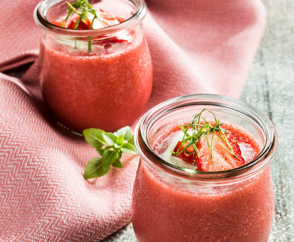 Kalte Paradeiser-Erdbeer-Suppe mit Basilikumcreme