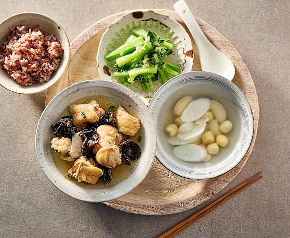 晚餐（木耳蒸鸡、姜汁介兰、白扁豆莲子百合汤）