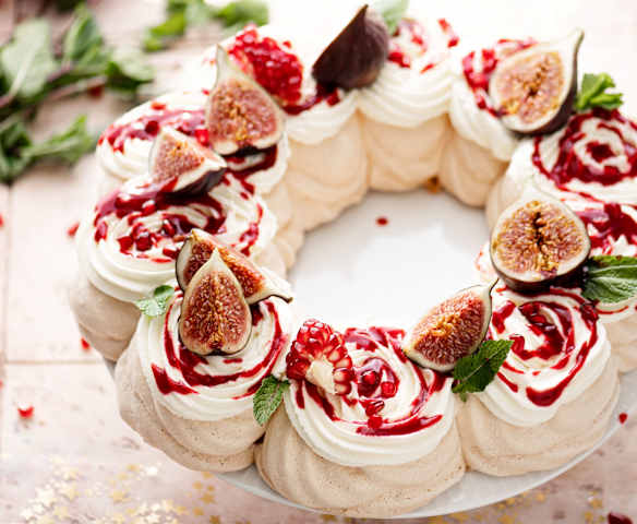Coroniță de pavlova cu coulis de zmeură, smochine și rodii Coroniță de pavlova cu coulis de zmeură, smochine și rodii
