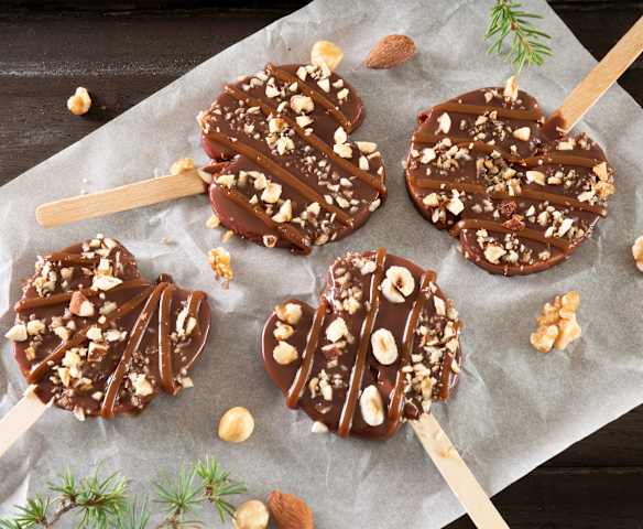 Piruletas de manzana con chocolate y toffee