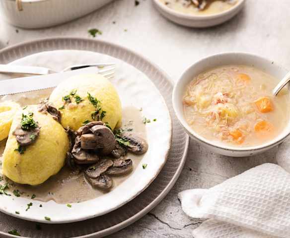 Zuppa di crauti e panini con salsa ai funghi