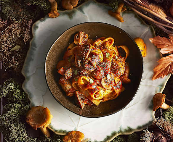 Tagliatelle con ragù di salsiccia e funghi