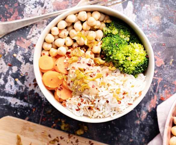 Insalata di ceci con salsa alle arachidi (vegan)