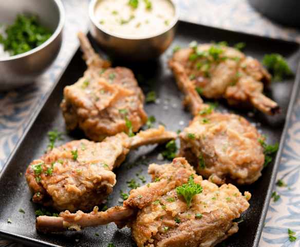 Marinierte Lammkoteletts mit Maisdip