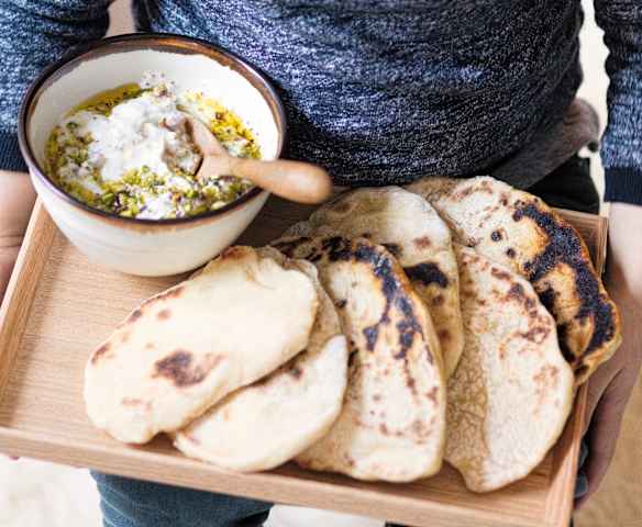 Yaourt épicé aux pistaches et petits pains plats