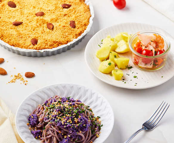 Menù: Spaghetti cavolo viola e nocciole; salmone e gamberi in vasocottura con patate; sbrisolona Menù: Spaghetti cavolo viola e nocciole; salmone e gamberi in vasocottura con patate; sbrisolona