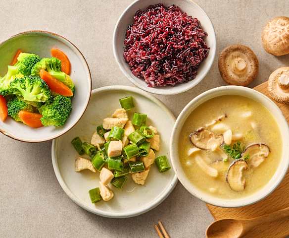 晚餐（辣椒鸡肉、胡萝卜拌西兰花、山药菌菇汤、杂粮米饭）