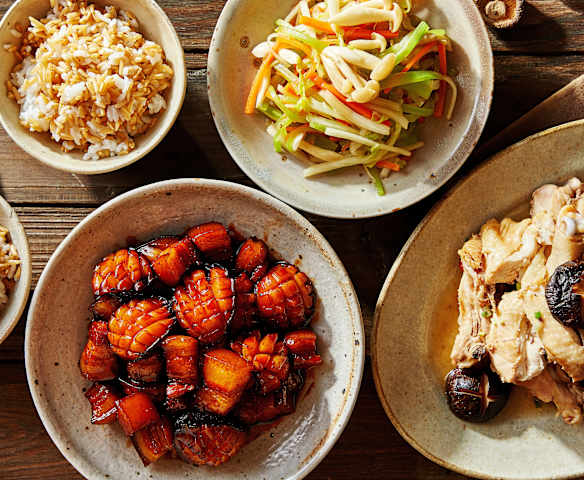 鲍鱼红烧肉/香菇蒸滑鸡/米饭/五彩时蔬