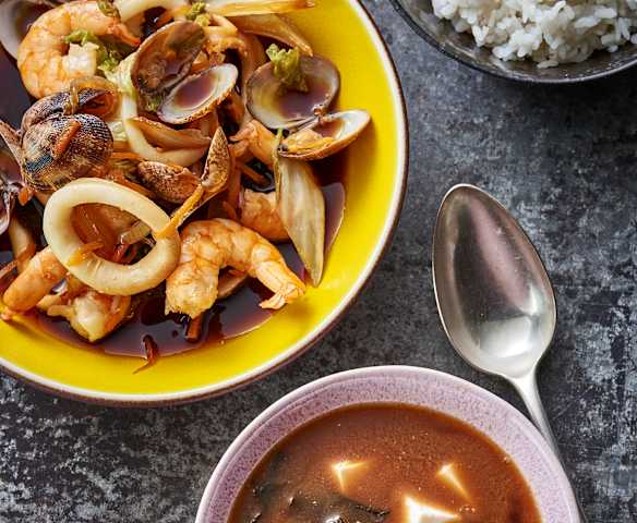 Zuppa di miso, frutti di mare al sake e contorno di riso