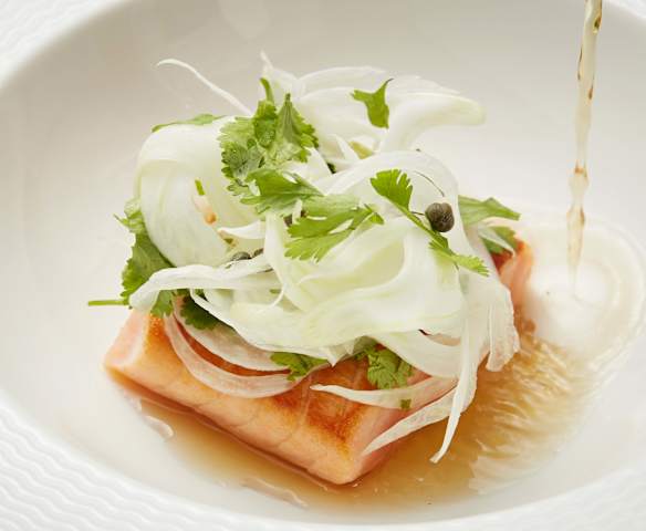 微煮三文鱼配香茅汤