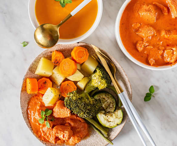 Zupa dyniowo-paprykowa; Warzywa z pary; Kurczak w kremowym sosie pomidorowym