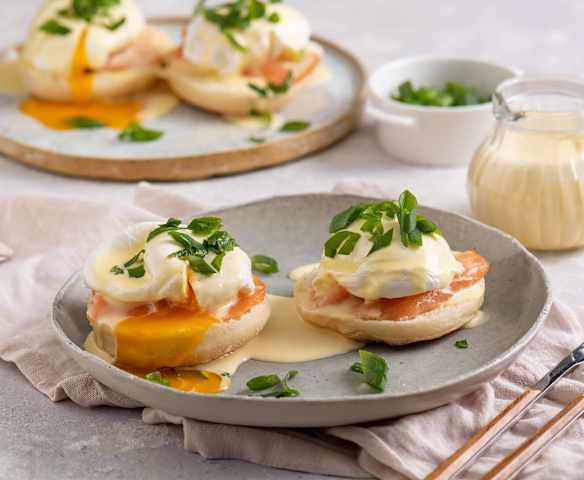 Jajka po benedyktyńsku z sosem holenderskim i wędzonym łososiem