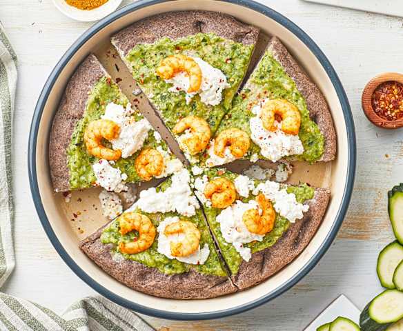 Pizza au riz noir avec crème de courgette, crevettes sautées et fromage blanc