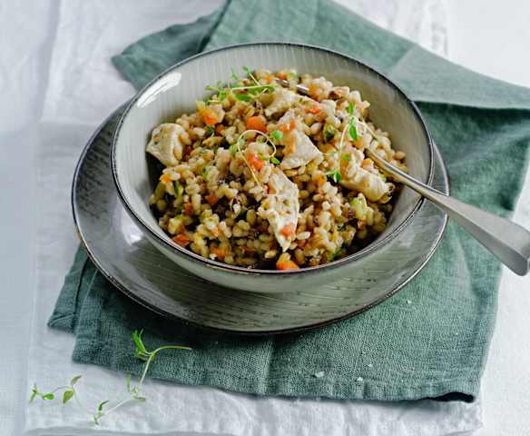 Lauwarmer Gerstensalat mit Gemüse und Poulet