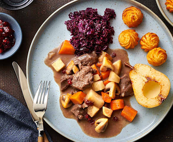 Rehragout mit Herzoginkartoffeln und Rotkabis