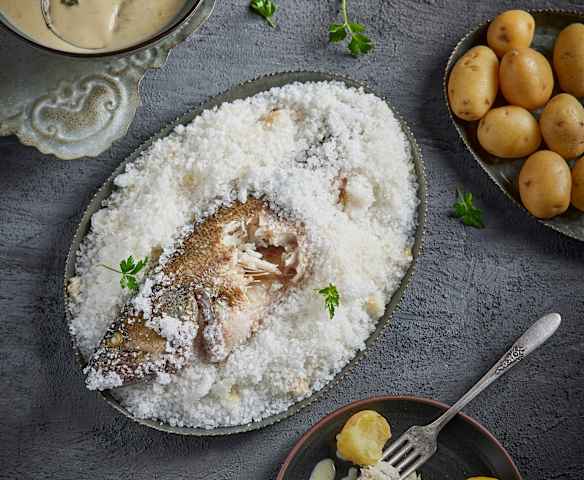 Pescado a la sal con salsa de perejil y limón