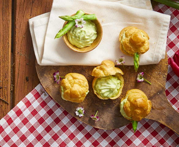 Bignè con crema di asparagi