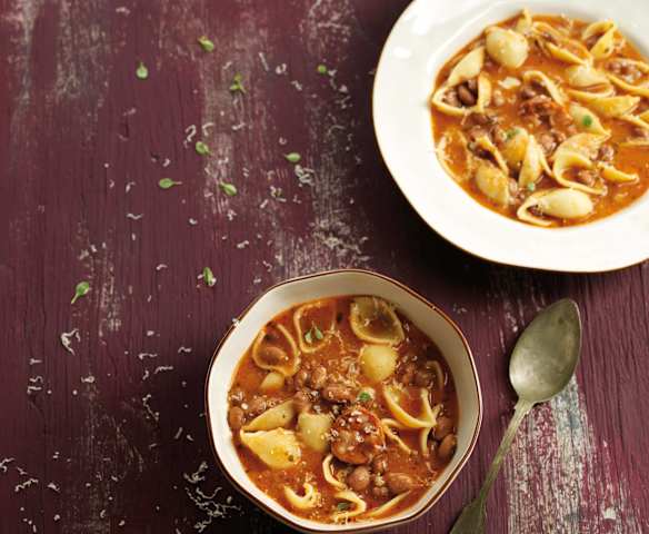 Sopa de chouriço, massa e feijão