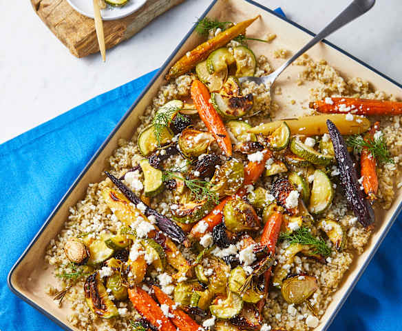 Vegetales rostizados con farro, aderezo de queso feta y limón