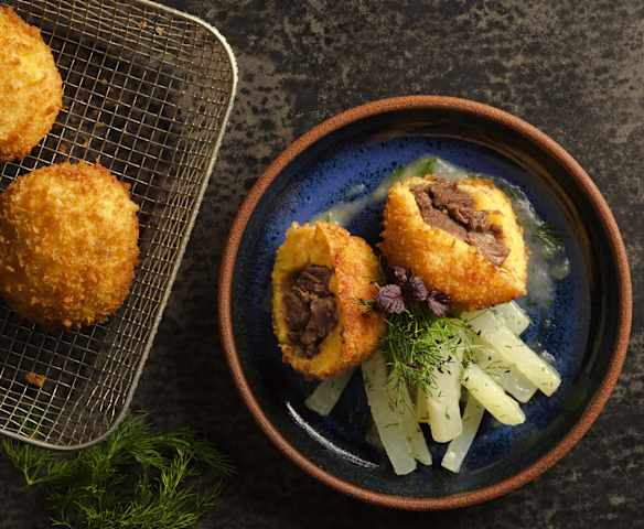 Gebackene Polentaknödel mit Rindsragout und Dillkohlrabi