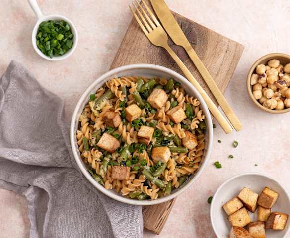 Makaron z fasolką szparagową, tofu i cukinią