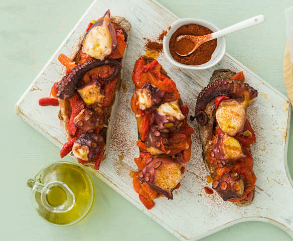 Tosta de pimientos con pulpo a la plancha
