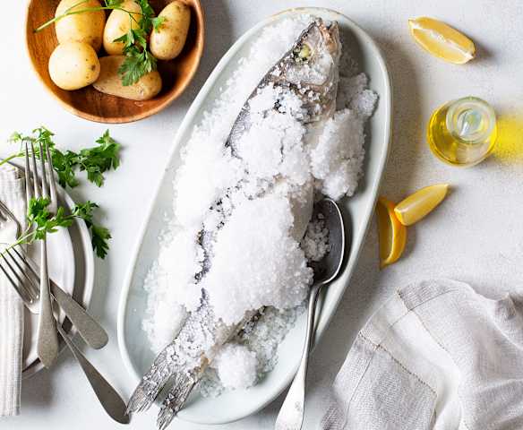 Lubina a la sal con patatas