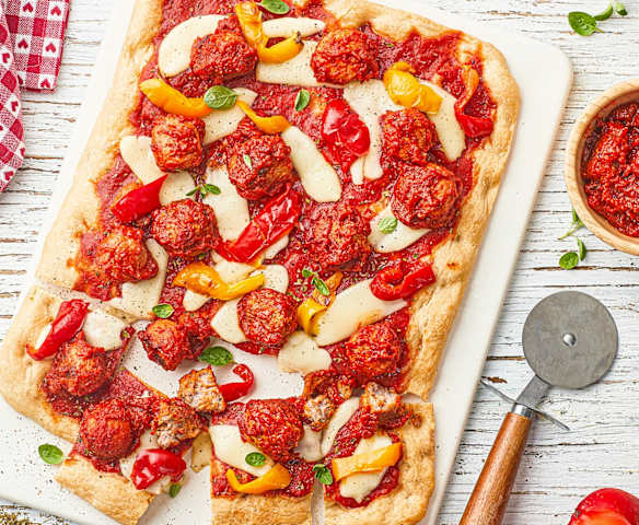 Pizza con polpette in salsa piccante, scamorza e peperoni