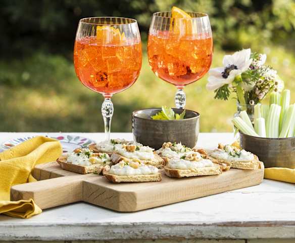 Spritz con bruschette al Gorgonzola e sedano