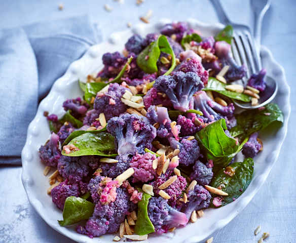 Lila Blumenkohlsalat mit Zitronendressing Lila Blumenkohlsalat mit Zitronendressing
