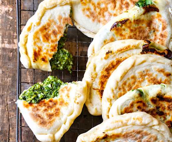 Gözleme aux épinards, à la mozzarella et à la menthe