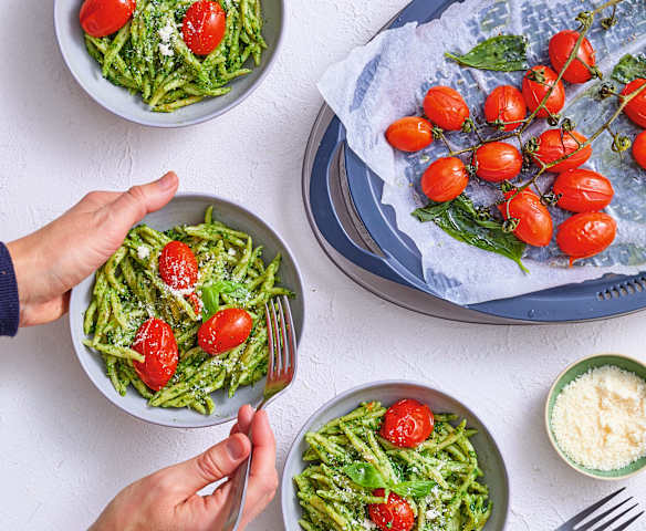 Pâtes au pesto, tomates cerise et basilic Pâtes au pesto, tomates cerise et basilic