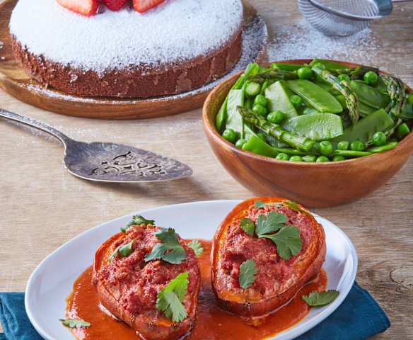 Camotes rellenos con caldillo picoso, verduras tibias y pastel de chocolate