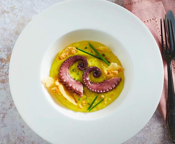 Abbracci di polpo su crema di patate allo zafferano Abbracci di polpo su crema di patate allo zafferano