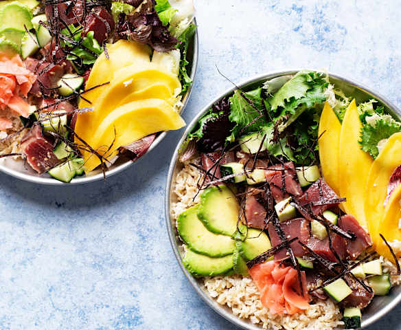 Bol de arroz basmati integral, atún y aguacate Bol de arroz basmati integral, atún y aguacate